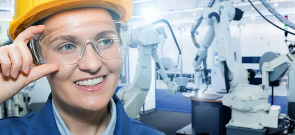 Női Mérnök Portréja Sisakban Szemüvegben Robotok Hátterében Intelligens Gyárban — Stock Fotó