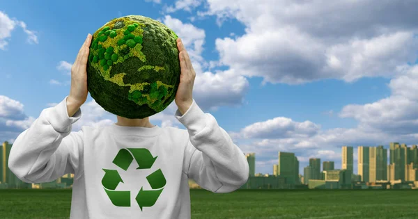 Mulher Segurando Planeta Verde Terra Com Símbolo Reciclagem — Fotografia de Stock