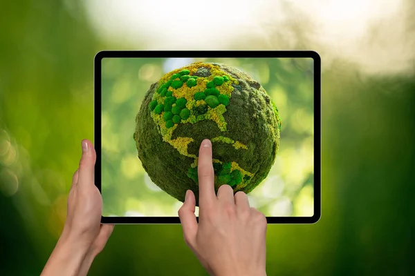 Handen Met Digitale Tablet Met Groene Planeet Aarde Een Scherm — Stockfoto