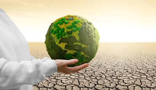 Die Frau Besitzt Einen Grünen Planeten Erde Symbol Für Nachhaltige — Stockfoto