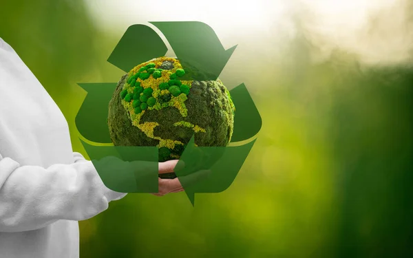 Mulher Segurando Planeta Verde Terra Com Símbolo Reciclagem — Fotografia de Stock