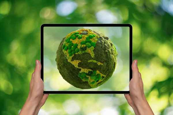 Mãos Segurando Tablet Digital Com Planeta Verde Terra Uma Tela — Fotografia de Stock