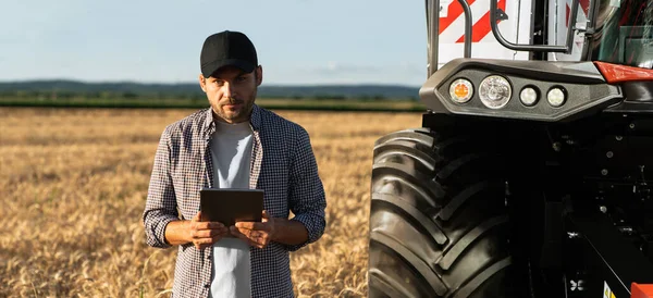 Agricultor Com Tablet Digital Fundo Colheitadeira Conceito Agricultura Inteligente — Fotografia de Stock