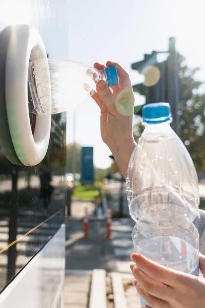 Kobieta Używa Samoobsługowej Maszyny Odbierania Zużytych Plastikowych Butelek Puszek Ulicy — Zdjęcie stockowe