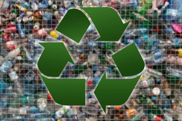 Reciclar Símbolo Fundo Lixo Plástico Foto Alta Qualidade — Fotografia de Stock