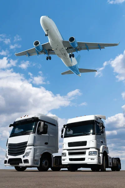 飞机在卡车上方的天空中 世界贸易和运输概念 — 图库照片