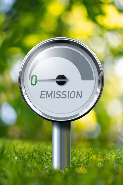 Wskaźnik Napisem Emisja Strzałka Wskazuje Zero Koncepcja Zielonej Energii Wysokiej — Zdjęcie stockowe