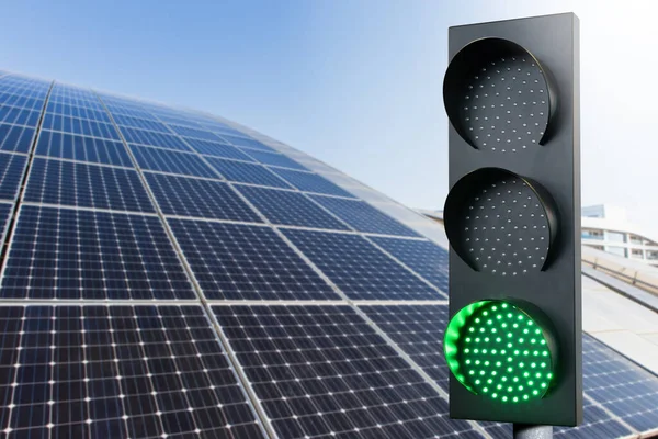 Semáforo Verde Sobre Fondo Paneles Solares Símbolo Energía Sostenible Desarrollo —  Fotos de Stock