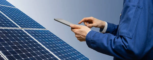 Engineer Tablet Computer Background Solar Energy Power Station High Quality — Stock Photo, Image