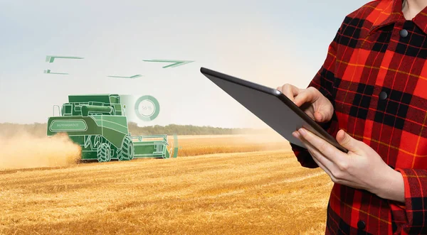 Farmář Používá Digitální Tablet Ovládání Autonomního Kombajnu Inteligentní Zemědělství Koncept — Stock fotografie