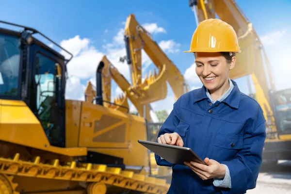Woman Engineer Helmet Digital Tablet Background Construction Machines High Quality — Stock Photo, Image