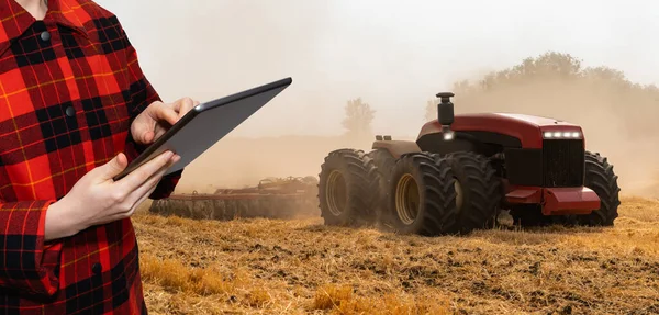 Agricultor Con Tableta Digital Controla Tractor Autónomo Una Granja Inteligente — Foto de Stock