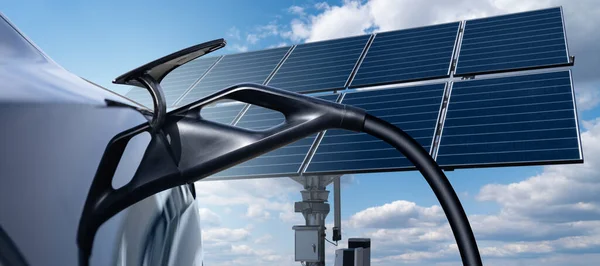 ソーラーパネルを背景に接続された充電ケーブルで電気自動車の閉鎖 高品質の写真 — ストック写真