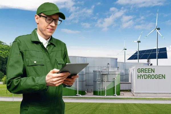 Ingenieur Mit Tablet Computer Vor Dem Hintergrund Einer Grünen Wasserstofffabrik — Stockfoto