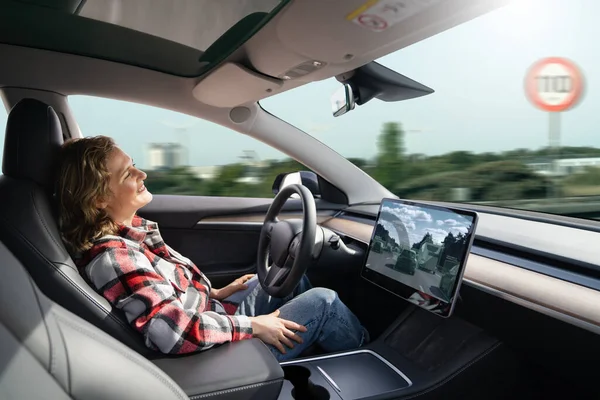 Woman Resting While Her Car Driven Autopilot Self Driving Vehicle — Stock Photo, Image