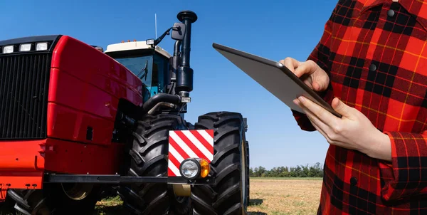 Farmer Digital Tablet Controls Autonomous Tractor Smart Farm High Quality — Stock Photo, Image