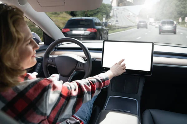 妇女在汽车由自动驾驶仪驾驶时触摸车展 白色屏幕 高质量的照片 — 图库照片