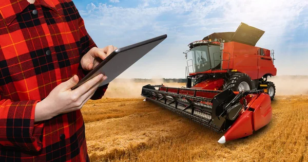 Rolnik Tabletem Cyfrowym Tle Kombajnu Koncepcja Inteligentnego Rolnictwa Wysokiej Jakości — Zdjęcie stockowe