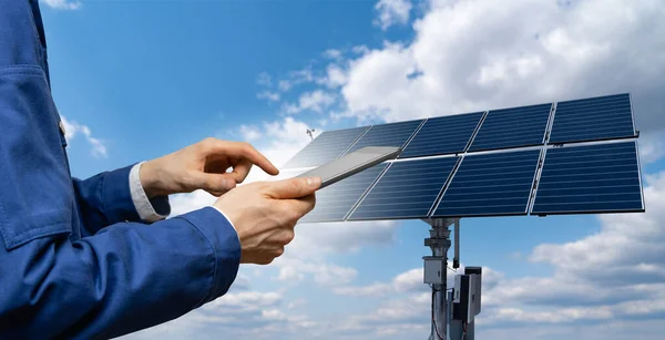 Ingeniero Con Tablet Fondo Central Energía Solar Foto Alta Calidad —  Fotos de Stock