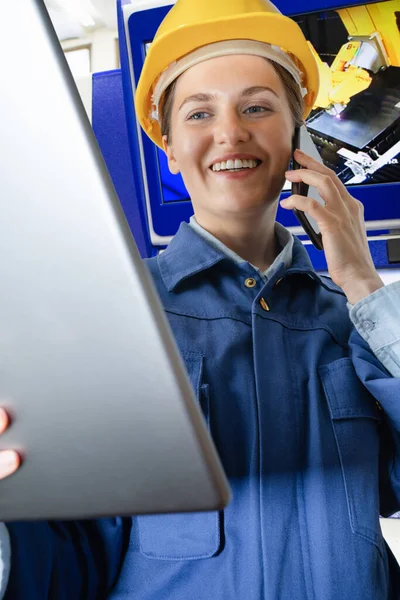 Женщина Инженер Цифровым Планшетом Телефоном Смарт Фабрике Закрывай Высокое Качество — стоковое фото