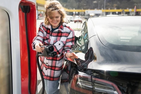 Mujer Con Camisa Cuadros Cargando Coche Eléctrico Foto Alta Calidad —  Fotos de Stock