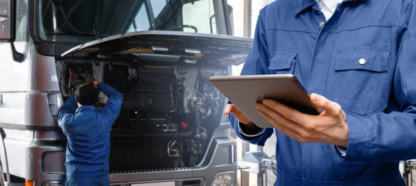 Serviceman Tabletem Cyfrowym Tle Ciężarówki Serwisie Samochodowym Wysokiej Jakości Zdjęcie — Zdjęcie stockowe