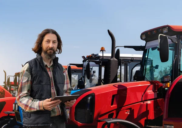 Agricultor Con Una Tableta Digital Fondo Tractor Agrícola Foto Alta —  Fotos de Stock