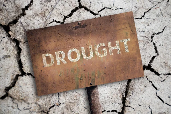 Μια Σκουριασμένη Πινακίδα Την Επιγραφή Drought Στο Φόντο Μιας Ερήμου — Φωτογραφία Αρχείου