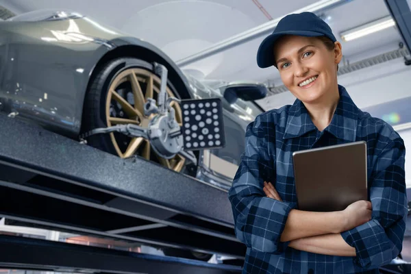 Servicefrau Mit Digitalem Tablet Auf Dem Hintergrund Des Autos Autoservice — Stockfoto