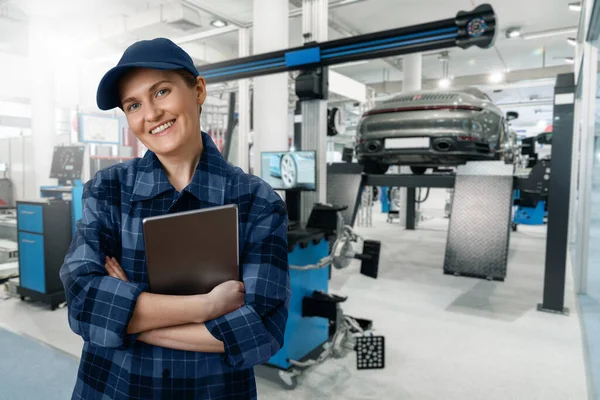 Dienst Vrouw Met Digitale Tablet Achtergrond Van Auto Auto Service — Stockfoto