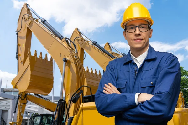 Ingenieur Mit Helm Auf Dem Hintergrund Von Baumaschinen Hochwertiges Foto — Stockfoto