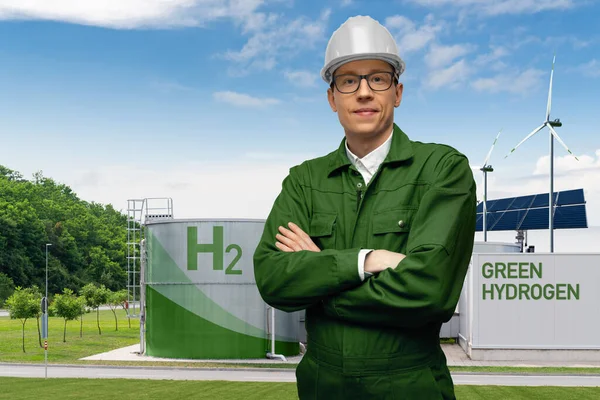 绿色氢气工厂背景上的Ngineer 高质量的照片 — 图库照片