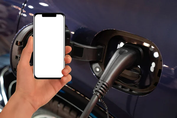 Hand Met Smartphone Een Achtergrond Van Elektrische Auto Wit Scherm — Stockfoto