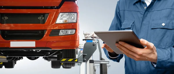 Serviceman Met Digitale Tablet Achtergrond Van Truck Auto Service Hoge — Stockfoto