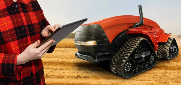 Agricoltore Con Tablet Digitale Controlla Trattore Autonomo Una Fattoria Intelligente — Foto Stock