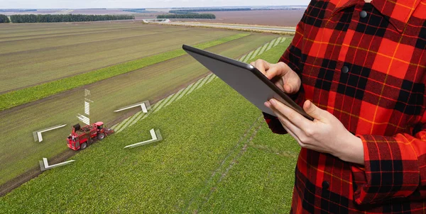 Farmer Utilizza Tablet Digitale Controllare Mietitrice Autonoma Concetto Agricoltura Intelligente — Foto Stock