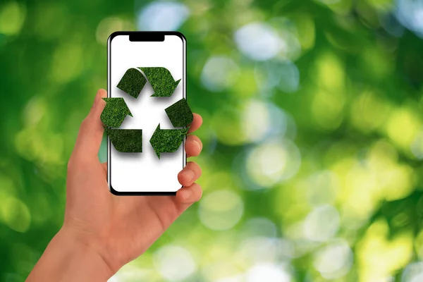Muž Drží Telefon Zeleným Recyklačním Symbolem Koncept Kvalitní Fotografie — Stock fotografie