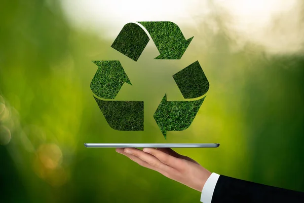 Επιχειρηματίας Κατέχει Ένα Ψηφιακό Tablet Πράσινο Σύμβολο Ανακύκλωσης Έννοια Υψηλής — Φωτογραφία Αρχείου