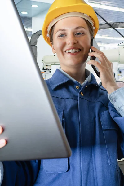 Женщина Инженер Цифровым Планшетом Телефоном Смарт Фабрике Закрывай Высокое Качество — стоковое фото