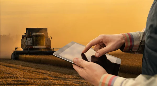 Agricultor Com Tablet Digital Fundo Colheitadeira Conceito Agricultura Inteligente Foto — Fotografia de Stock