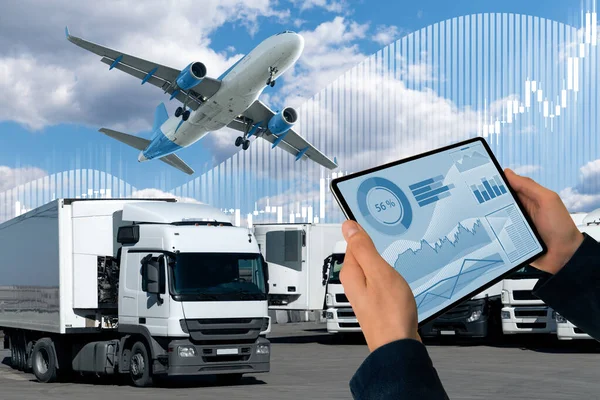 Administrador Con Una Tableta Digital Fondo Avión Camiones Concepto Comercio — Foto de Stock