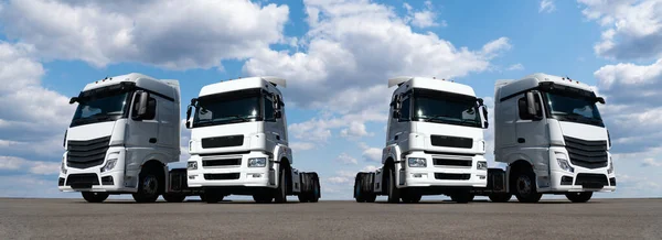 Witte Vrachtwagens Tegen Blauwe Lucht Hoge Kwaliteit Foto — Stockfoto