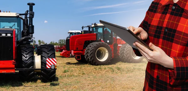 농업용 트랙터의 배경에 디지털 태블릿을 고품질 — 스톡 사진