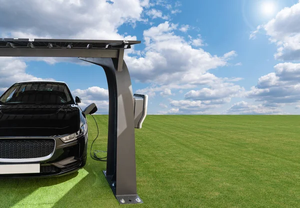 Электрический Автомобиль Заряжается Зарядной Станции Которая Берет Энергию Солнечных Батарей — стоковое фото