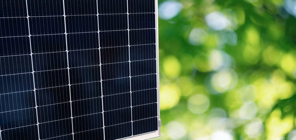 Solární Panel Zeleně Rozmazaným Pozadím Kvalitní Fotografie — Stock fotografie
