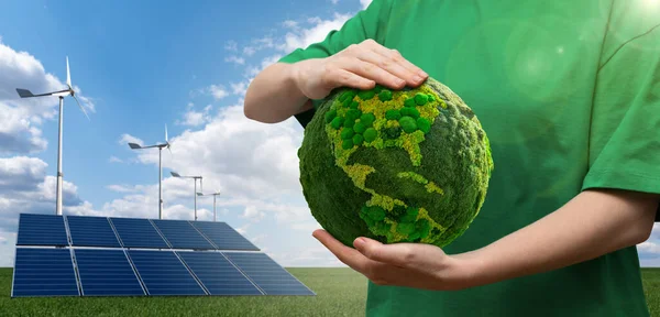 Mulher Segurando Planeta Verde Terra Fundo Turbinas Eólicas Painéis Solares — Fotografia de Stock