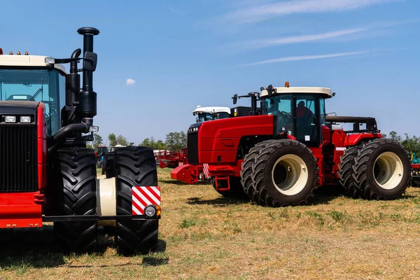 Landwirtschaftliche Traktoren Auf Einem Feld Hochwertiges Foto — Stockfoto