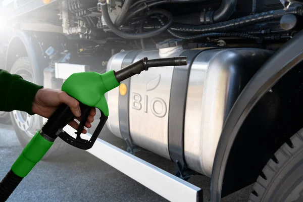 Hand Mit Benzindüse Auf Dem Hintergrund Eines Lkw Tanks Hochwertiges — Stockfoto