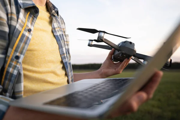 Contadino Con Computer Portatile Drone Sul Campo Agricoltura Intelligente Digitalizzazione — Foto Stock