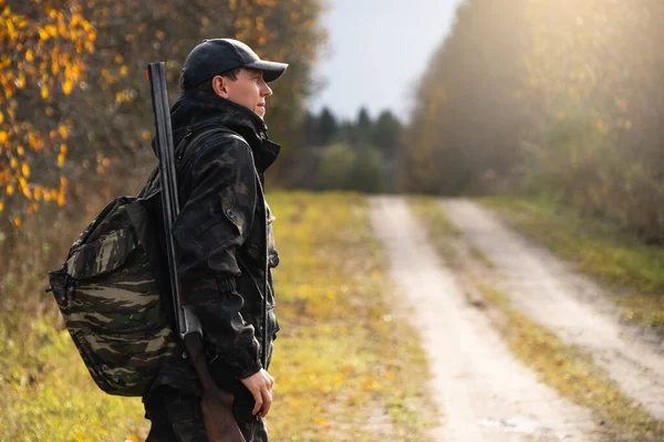 Hunter Med Pistol Och Ryggsäck Skogen Högkvalitativt Foto — Stockfoto